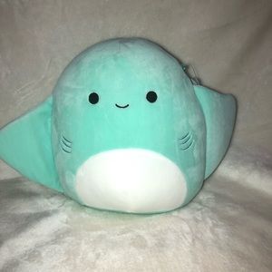 Maggie the Mantaray Squishmallow 8”- 1 wing curved